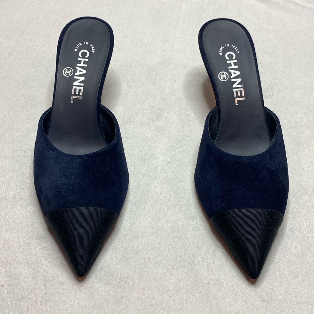 Chanel Super Dark Navy Blue and Black Suede Kitten Heel Mules size 37